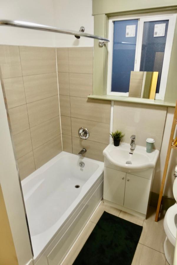 Private Room In A Shared House 밴쿠버 외부 사진